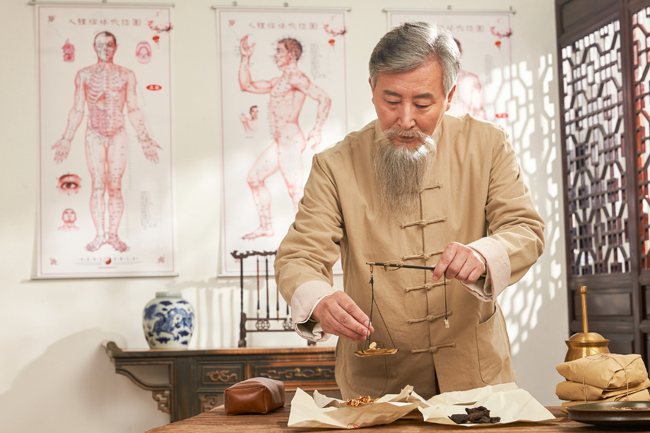 老中医调配中药照片 老中医调配中药照片