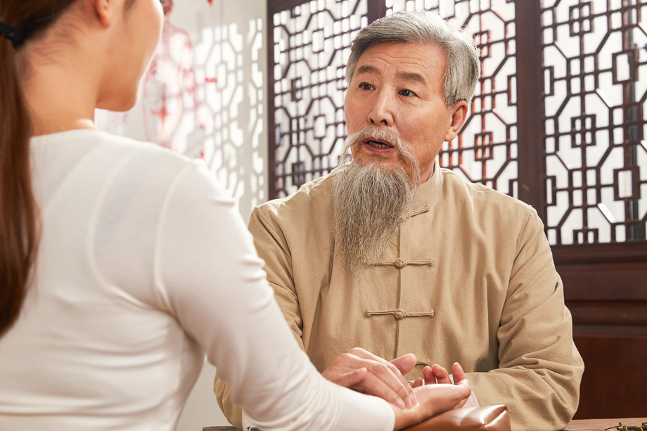 老中医给病人诊脉图片
