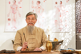 老中医在写处方图片