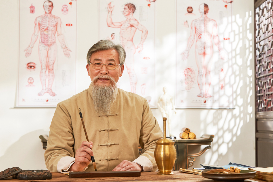 老中医在写处方图片 老中医在写处方图片