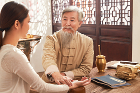 老中医给病人诊脉图片