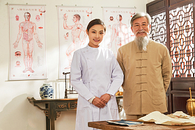 老中医和年轻医生的肖像