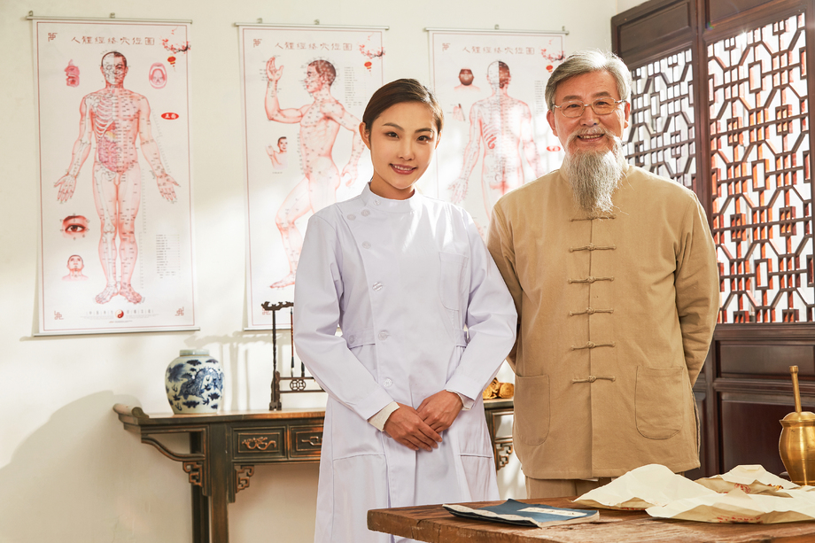 老中医和年轻医生的肖像 老中医和年轻医生的肖像