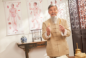 老中医展示中药图片
