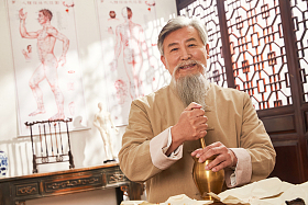 老中医研磨中草药图片