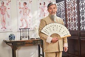 老中医肖像图片