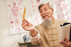 老中医研究中草药图片