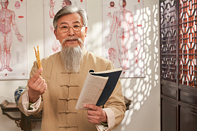 老中医研究人参图片