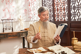 老中医研究中草药图片