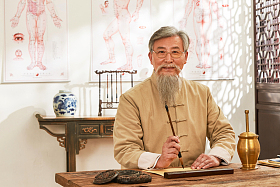 老中医在写处方图片