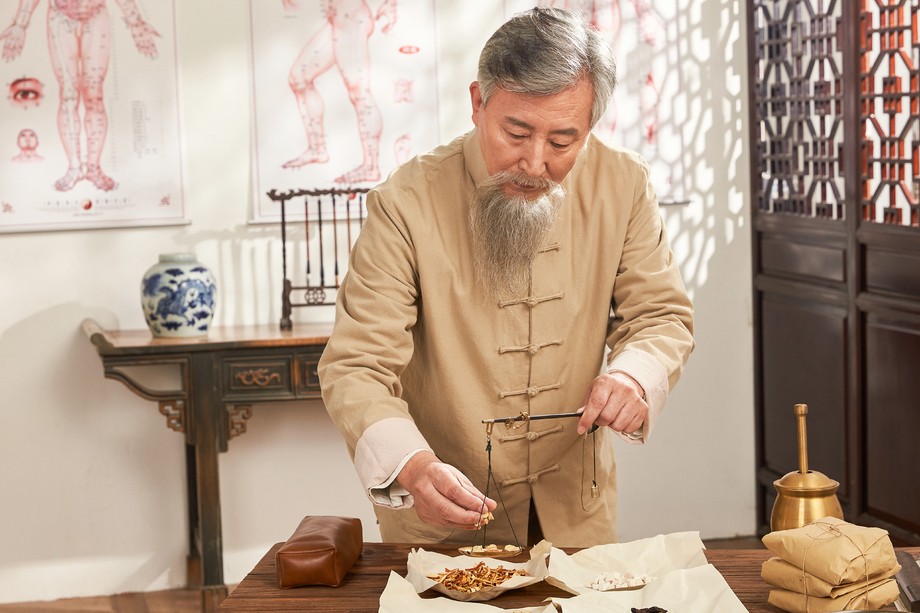 老中医调配中药照片