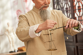 老中医称中药图片