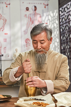 老中医研磨中草药图片