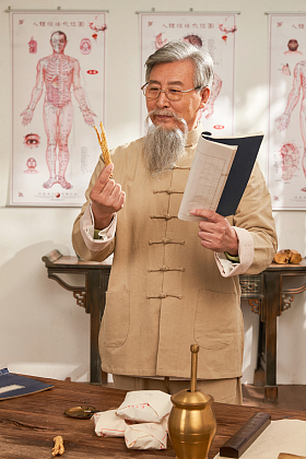 老中医研究中草药图片