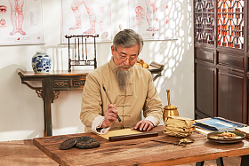 老中医在写处方图片