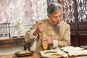 老中医研磨中草药图片