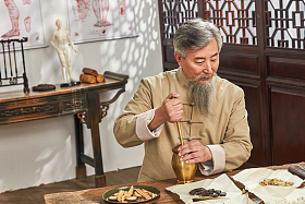 老中医研磨中草药