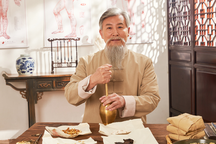 老中医研磨中草药照片