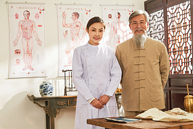 老中医和年轻医生的肖像图片