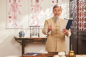 老中医研究中草药图片