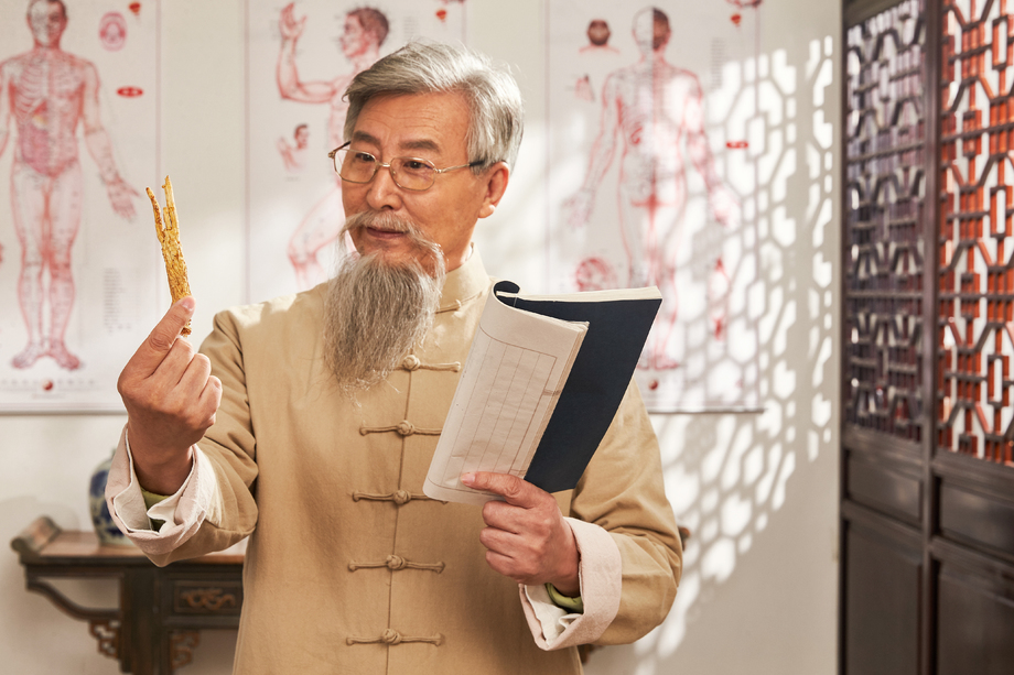 老中医研究中草药图片