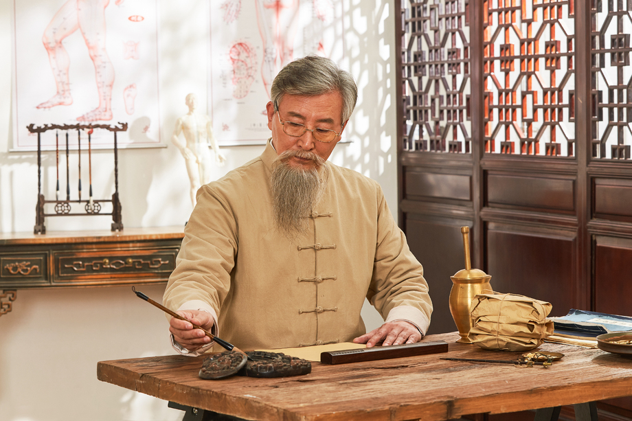 老中医准备写处方 老中医准备写处方