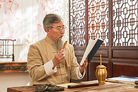 老中医研究中草药图片