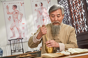 老中医研磨中草药照片