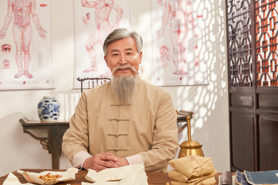 老中医坐在药桌后的肖像图片