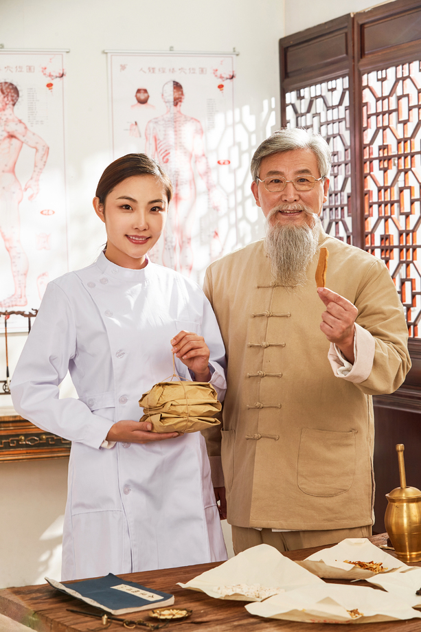 拿着药包的年轻医生和展示药材老中医的肖像 拿着药包的年轻医生和展示药材老中医的肖像