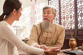 老中医给病人诊脉图片