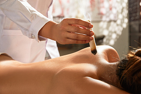 中医给病人艾灸照片