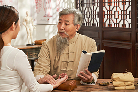 老中医给病人诊脉图片