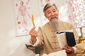 老中医研究中草药图片