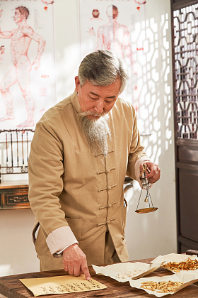 老中医调配中药图片