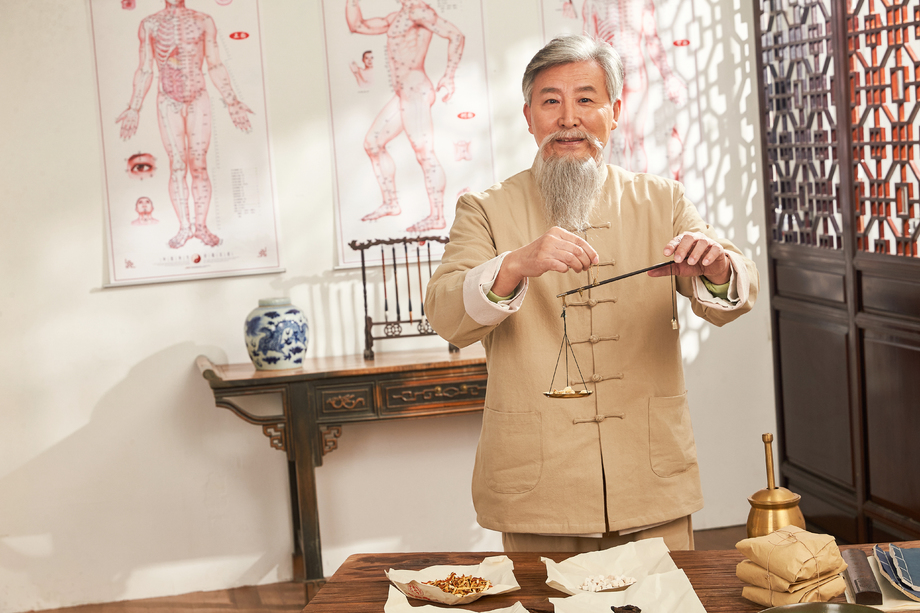 老中医称中药照片