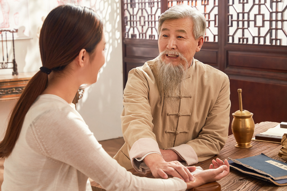 老中医给病人诊脉图片