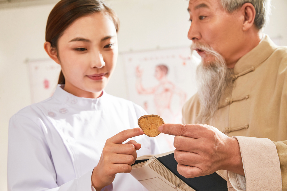 老中医给年轻医生讲解中药成分 老中医给年轻医生讲解中药成分