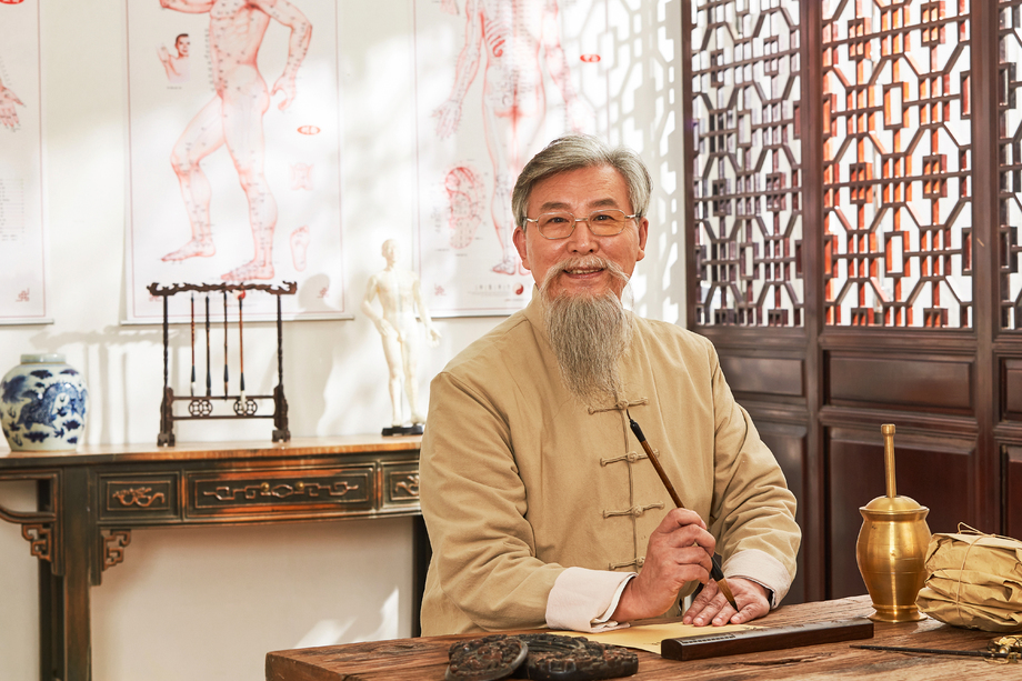 老中医在写处方图片 老中医在写处方图片