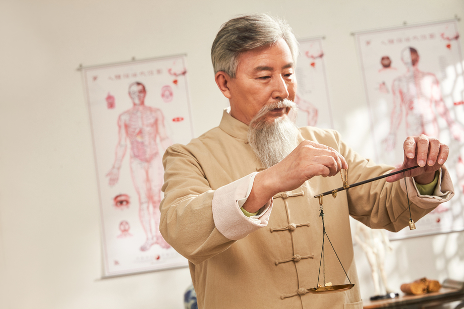 老中医称中药照片