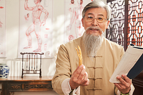 老中医研究中草药图片