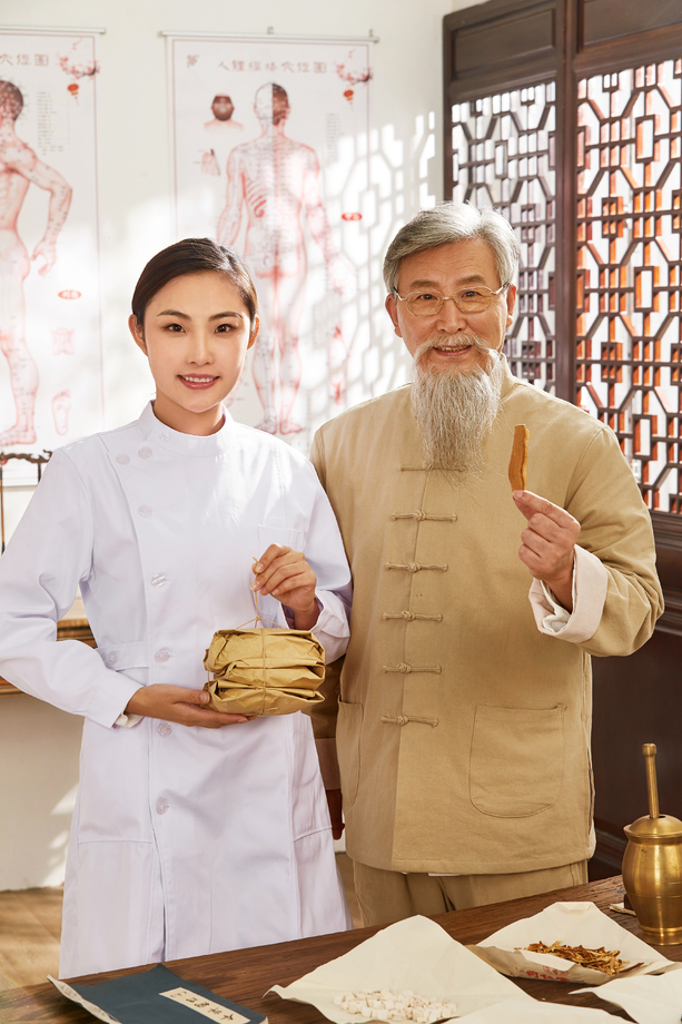 拿着药包的年轻医生和展示药材老中医的肖像 拿着药包的年轻医生和展示药材老中医的肖像