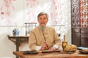 老中医在写处方图片