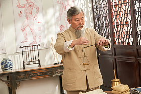 老中医称中药照片