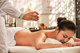 年轻女子接受针灸艾灸治疗图片