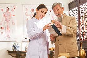 老中医给年轻医生讲解中药成分