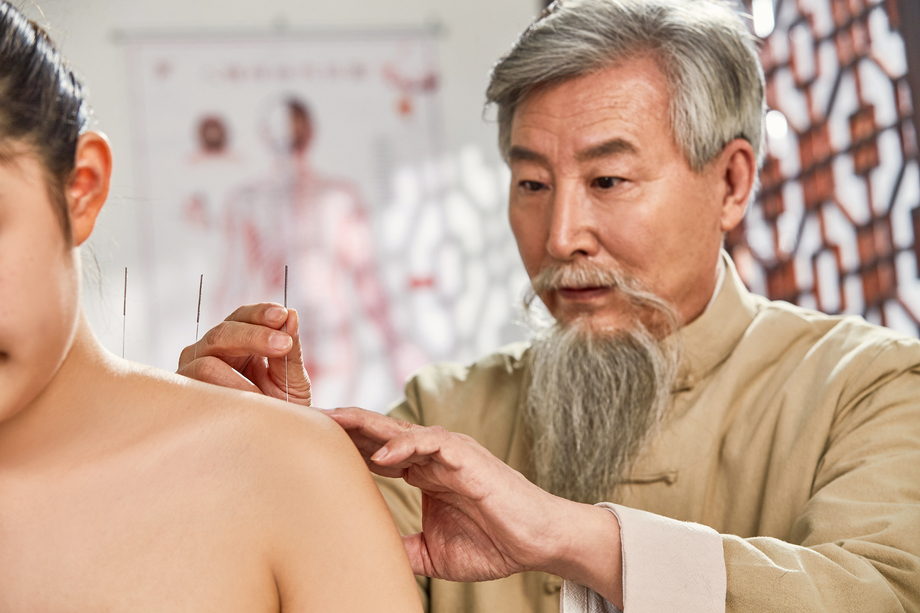 老中医对病人肩膀进行针灸治疗 老中医对病人肩膀进行针灸治疗