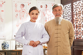 老中医和年轻医生的肖像图片