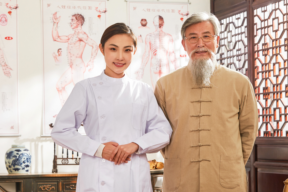 老中医和年轻医生的肖像图片 老中医和年轻医生的肖像图片