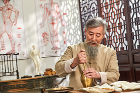 老中医研磨中草药照片